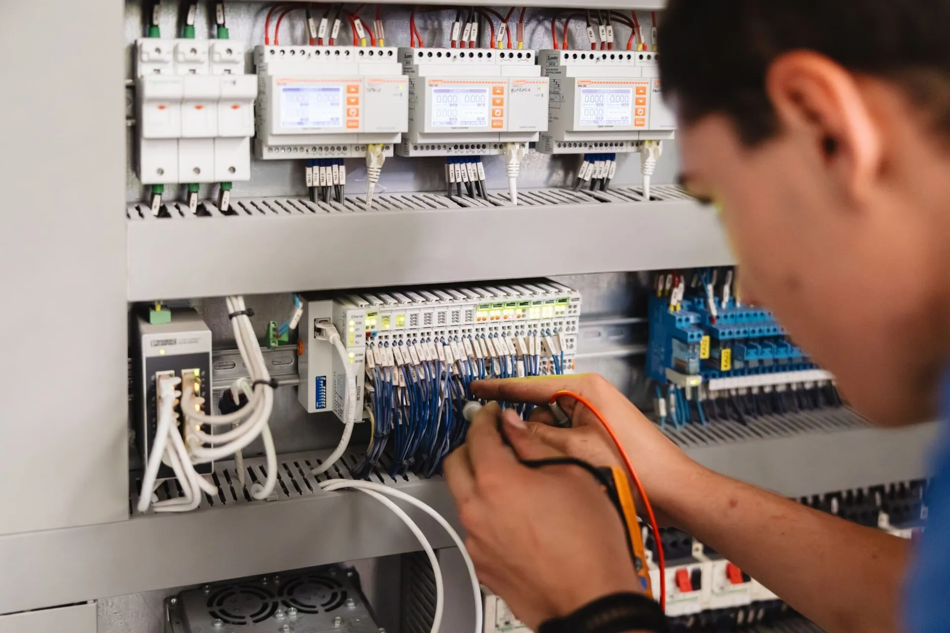Come riconoscere un impianto elettrico a rischio: 5 segnali da non ignorare